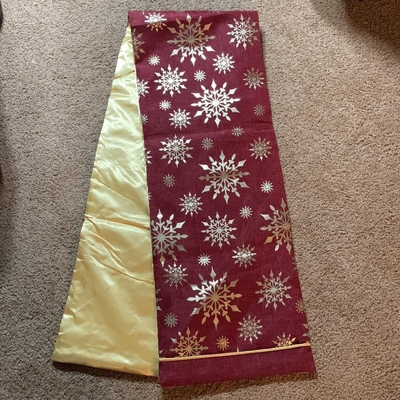 Holiday table runner Gold & Burgundy with snowflakes width 12.625 Length 72 - Picture 2 of 4